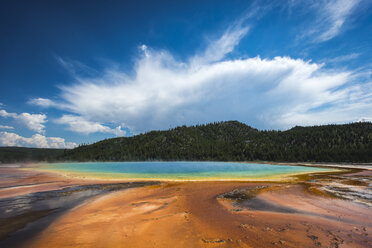 Die Wolke spiegelt die Form der Grand Prismatic Spring im Yellowstone National Park, Wyoming, USA - AURF06738