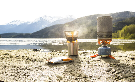 Kaffeezubereitung auf einem Campingkocher am Ufer des Green Lake, Whistler, British Columbia, Kanada - AURF06743