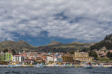 Copacabana Stadt auf der bolivianischen Seite des Titicacasees (3.841m), La Paz, Bolivien - AURF06749