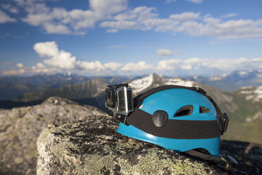 Kletterhelm mit Kamera auf einem Berggipfel, Chilliwack, British Columbia, Kanada - AURF06752