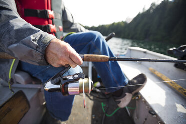 Nahaufnahme der Angelrute eines Anglers, Hicks Lake, Harrison Hot Springs, British Columbia, Kanada - AURF06757