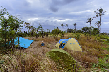 Zeltplatz mit Zelten in tropischer Landschaft, Nusa Penida, Bali, Indonesien - AURF06779