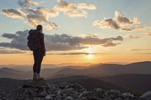 Wanderin bewundert den malerischen Sonnenuntergang vom Gipfel des Mount Abraham, Maine, USA - AURF06801