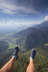 Füße eines Gleitschirmfliegers über den slowenischen Alpen, in der Nähe von Begunje und Radovljica, Oberkrain, Slowenien - AURF06802