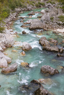 Smaragdgrüner Fluss Soca bei Bovec, Triglav, Slowenien - AURF06803
