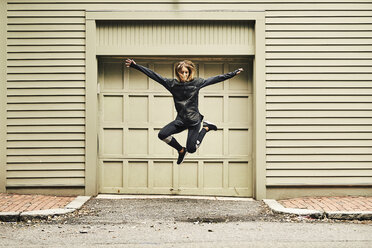 Läuferin springt bei Aufwärmübungen, Boston, Massachusetts, USA - AURF06807