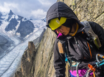 Bergsteigerin blickt in den französischen Alpen nach unten, Aiguille du Grepon, Haute-Savoie, Frankreich - AURF06816