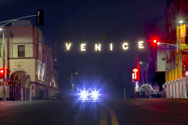 Berühmte Venice Beach Zeichen beleuchtet bei Nacht, Los Angeles, Kalifornien, USA - AURF06817