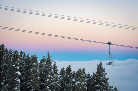 Leerer Skilift gegen stimmungsvollen Himmel in der Abenddämmerung, Aspen, Colorado, USA, lizenzfreies Stockfoto