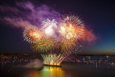 Feuerwerk während der Celebration of Light in der English Bay, Vancouver, British Columbia, Kanada - AURF06829