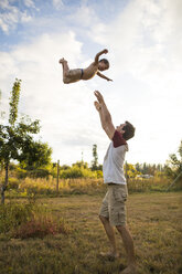 Vater wirft Sohn hoch in die Luft, Langley, British Columbia, Kanada - AURF06832