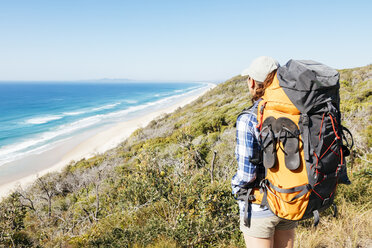 Wanderin mit Blick auf den Strand im Great Sandy National Park, Noosa Heads, Queensland, Australien - AURF06851