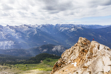 Entfernte Wanderin auf dem Gipfel des Alta Peak im Sequoia National Park, Kalifornien, USA - AURF06852