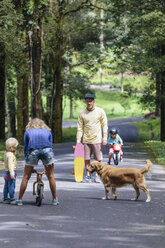 Familie spielt im Park, Bedugul, Bali, Indonesien - AURF06862