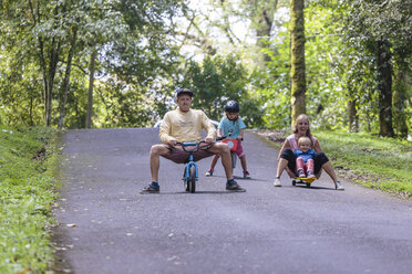 Familie spielt im Park, Bedugul, Bali, Indonesien - AURF06863