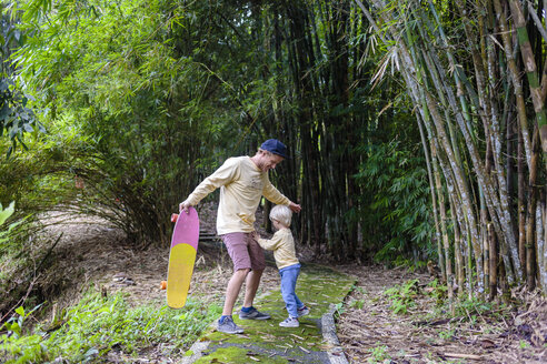 Vater mit Sohn im Bambuswald, Bedugul, Bali, Indonesien - AURF06867