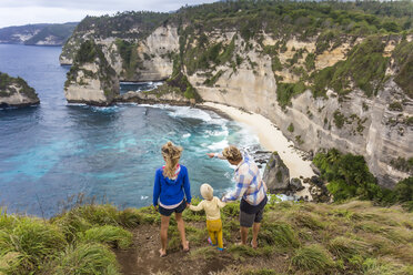 Familie im Urlaub mit Blick auf die Küstenlinie mit Klippen, Nusa Penida, Bali, Indonesien - AURF06880