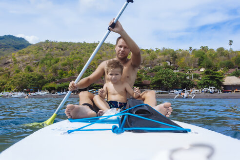 Vater und Sohn auf einem Surfbrett, Bali, Indonesien. - AURF06891