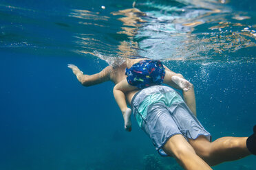 Vater und Sohn tauchen unter Wasser, Bali, Indonesien - AURF06894