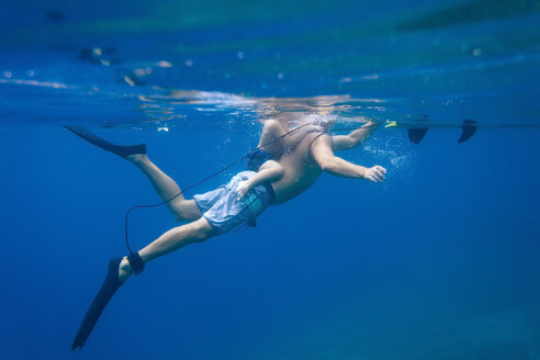 Vater und Sohn tauchen unter Wasser, Bali, Indonesien - AURF06895