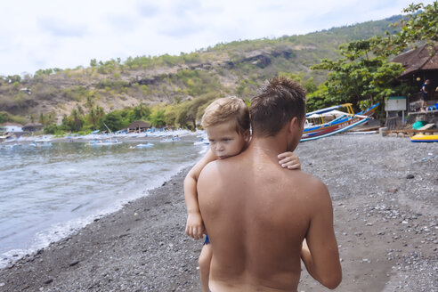 Vater und Sohn am Strand, Bali, Indonesien - AURF06899