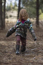 Schmutziges und nasses Mädchen im Wald, Sandpoint, Idaho, USA - AURF06907