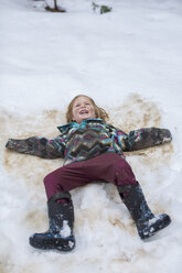 Schmutziges Mädchen macht Schneeengel, Sandpoint, Idaho, USA - AURF06908