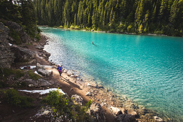 Wanderer am Seeufer entlang, British Columbia, Kanada - AURF06927