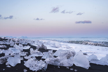 Gletscherlagune Jokulsarlon in der Abenddämmerung, Island - AURF06938