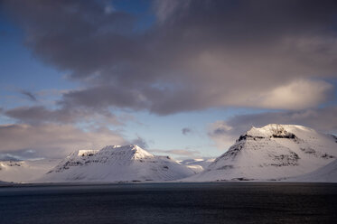 Landschaftliche Bergszene in den Westfjorden von Island bei Sonnenuntergang - AURF06939