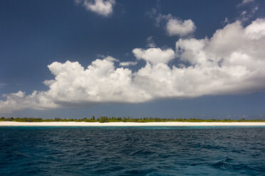 Große Wolken über der Küste der Weihnachtsinsel bei sonnigem Wetter, Kiribati - AURF06946