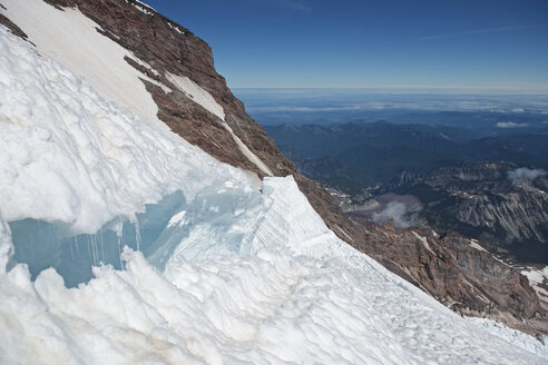 Große Gletscherspalte auf der Route Emmons-Winthrop Glacier am Mount Rainer, Mount Rainier National Park, Washington State, USA - AURF06962