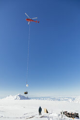 Hubschrauber, der eine Ladung zum Gletscherlager bringt, Denali National Park, Alaska, USA - AURF06964