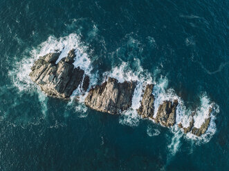 Hohe Winkelansicht einer Felsenkette im Meer, Teneriffa, Kanarische Inseln, Spanien - AURF06982