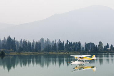 Wasserflugzeug vor Anker auf dem Green Lake, Whistler, British Columbia, Kanada - AURF06998