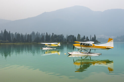 Auf dem Green Lake vertäute Wasserflugzeuge, Whistler, British Columbia, Kanada - AURF06999