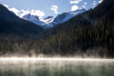 Aufsteigender Nebel am Lower Joffre Lake, Berge mit Wald im Hintergrund, Duffy Lake Provincial Park, Pembreton, British Columbia, Kanada - AURF07000