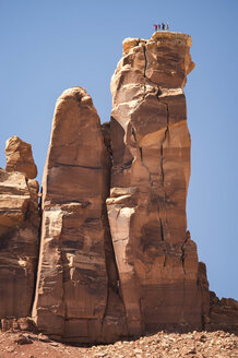 Vier Kletterer auf dem Gipfel des North Six Shooter Tower in Moab Utah - AURF07007