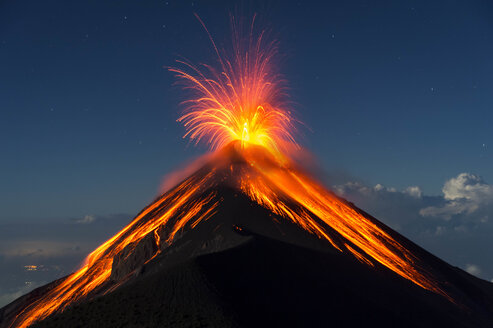 Ausbruch des Vulkans Fuego bei Nacht, Guatemala - AURF07009