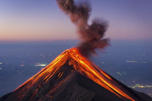 Ausbruch des Vulkans Fuego bei Sonnenaufgang, Guatemala - AURF07010