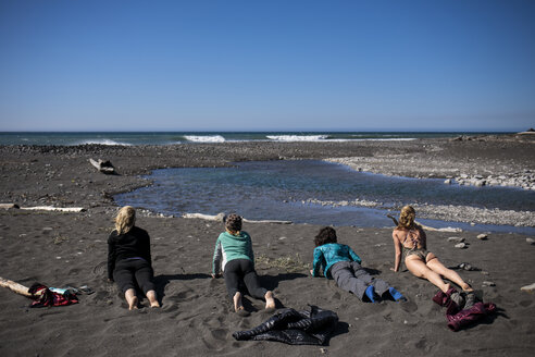 Vier Frauen beim Yoga am Strand, Lost Coast Trail, Kings Range National Conservation Area, Kalifornien, USA - AURF07025