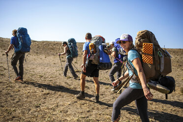 Gruppe von Freunden, die bei sonnigem Wetter auf dem Lost Coast Trail wandern, Kalifornien, USA - AURF07027