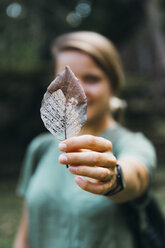 Das Mädchen hält ein altes Blatt - AURF07043