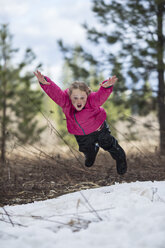 Mädchen springt in den Schnee, Sandpoint, Idaho, USA - AURF07055