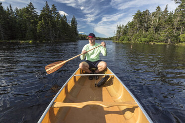 Mann paddelt im Kanu durch einen Teich, Woodford, Vermont, USA - AURF07062