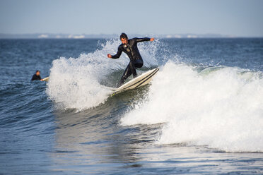 Mann beim Surfen in der Hurrikanbrandung, Point Judith, Narragansett, Rhode Island, USA - AURF07075