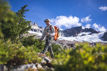 Mann wandert auf einem Pfad in Richtung Boston Basin im North Cascades National Park, Washington State, USA - AURF07076