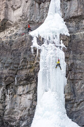 Mann und Frau beim Eisklettern am gefrorenen Wasserfall Cascade Falls, Ouray, Colorado, USA - AURF07086