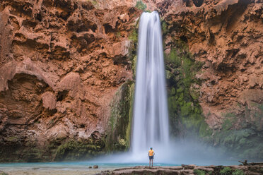 Mann steht unterhalb der Mooney Falls, Supai, Arizona, USA - AURF07109