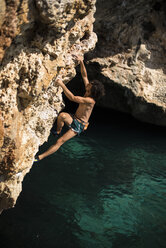 Mann beim Psicobloc-Klettern, Mallorca, Spanien - AURF07115